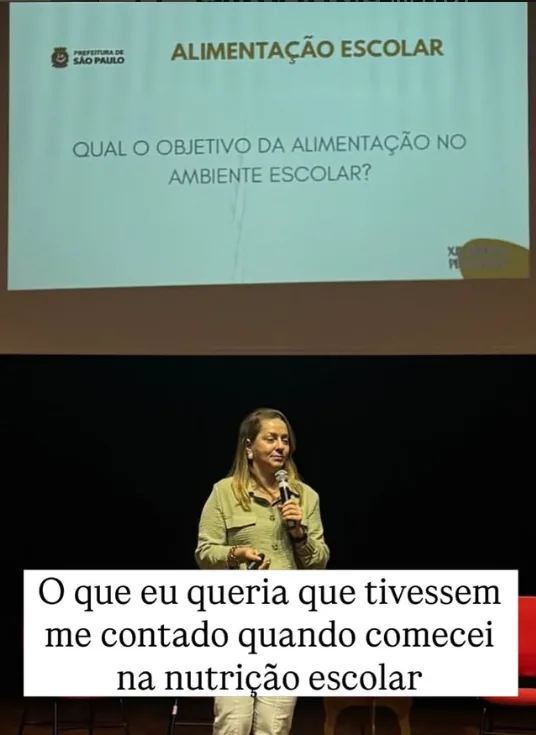 Maíra Ladeia apresentando uma palestra sobre alimentação escolar